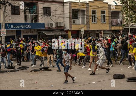 Les gens jettent des pierres et des décoms lors des affrontements tandis que les équipes colombiennes et Argentine jouaient un match qualifiant pour la coupe du monde FIFA Quatar 2022 au stade Metropolitano Roberto Melendez, les manifestations entourant le stade se sont intensifiés et ont été des affrontements avec la police anti-émeute colombienne (ESMAD) contre les troubles et les brutalités policières, à Barranquilla, Colombie le 8 juin 2021. Banque D'Images