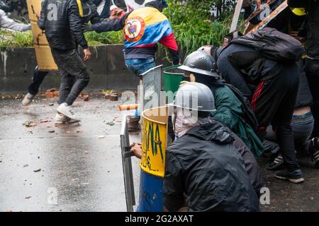 Bogota, Colombie. 9 juin 2021. Plusieurs membres de la ligne de front se couvrent eux-mêmes de boucliers dans la manifestation à Bogota. Crédit : Daniel Garzon Herazo/ZUMA Wire/Alay Live News Banque D'Images