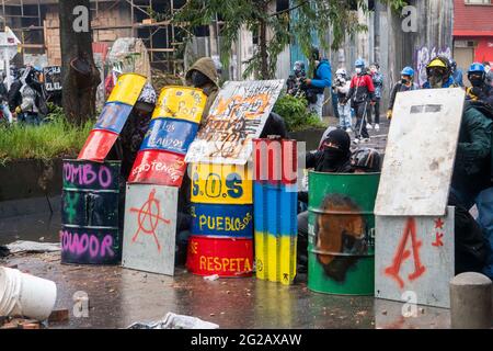 Bogota, Colombie. 9 juin 2021. Plusieurs membres de la ligne de front se couvrent eux-mêmes de boucliers dans la manifestation à Bogota. Crédit : Daniel Garzon Herazo/ZUMA Wire/Alay Live News Banque D'Images