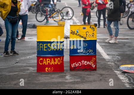 Bogota, Colombie. 9 juin 2021. Les boucliers avec lesquels la première ligne est protégée crédit: Daniel Garzon Herazo/ZUMA Wire/Alay Live News Banque D'Images