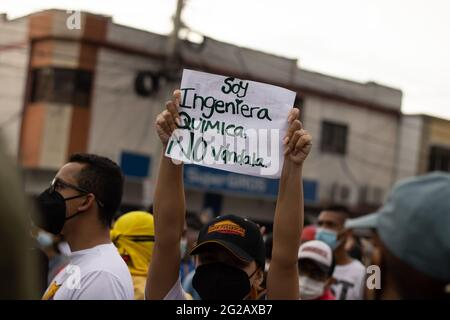 Un démonstrateur porte un panneau indiquant « Je suis un chimiste et aucun vandalisme », les équipes colombiennes et argentines ayant participé à un match qualifiant pour la coupe du monde FIFA Quatar 2022 au stade Metropolitano Roberto Melendez, Les manifestations entourant le stade se sont intensifiés et se sont heurtés à des affrontements avec la police anti-émeutes de Colombie contre les troubles et les brutalités policières, à Barranquilla, en Colombie, le 8 juin 2021. Banque D'Images