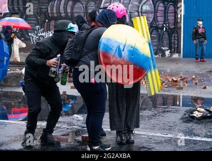 Bogota, Colombie. 9 juin 2021. Plusieurs membres de la ligne de front se couvrent eux-mêmes de boucliers dans la manifestation à Bogota. Crédit : Daniel Garzon Herazo/ZUMA Wire/Alay Live News Banque D'Images