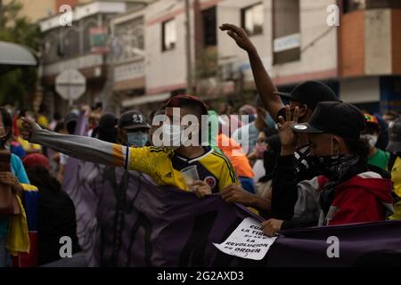 Manifestation des manifestants alors que les équipes colombienne et Argentine jouaient un match qualifiant pour la coupe du monde de Qatar de la FIFA 2022 au stade Metropolitano Roberto Melendez, les manifestations autour du stade se sont intensifiés et se sont heurtées à des affrontements avec la police anti-émeutes de Colombie contre les troubles et les brutalités policières, à Barranquilla, en Colombie, le 8 juin 2021. Banque D'Images