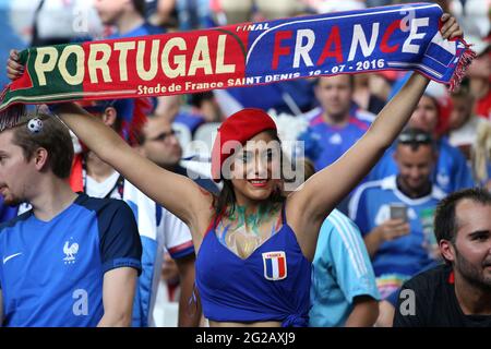 Paris, Frankreich. 10 juillet 2016. Firo: 10.07.2016 M51, Match 51, Soccer, International, EM 2016, UEFA, EURO 2016, Championnat d'Europe 2016, équipe nationale, finale, Final por, Portugal - FRA, France 1: 0 (NV) fan, fans, fan curve, Mood, Flag Credit: dpa/Alamy Live News Banque D'Images