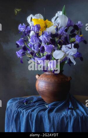 Encore la vie avec le bouquet de fleurs d'iris Banque D'Images