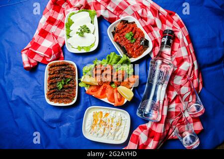 CIG kofte, un plat de viande cru en turc avec une boisson turque Banque D'Images