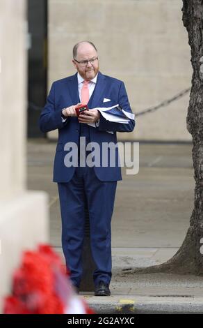 George Freeman MP (con: Mid Norfolk) sur son téléphone portable à Whitehall, mai 2021 Banque D'Images