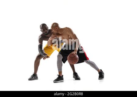 Deux joueurs de basket-ball hommes isolés en silhouette de la concurrence fond blanc Banque D'Images