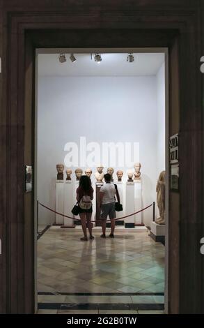 Jeune couple visitant le musée archéologique de Séville, Andalousie, Espagne Banque D'Images