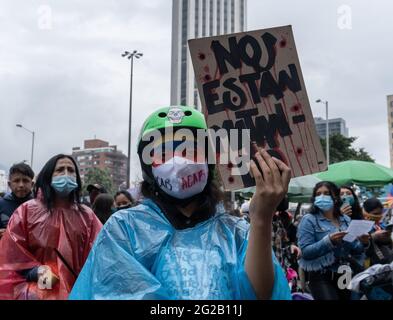 Bogota, Colombie. 9 juin 2021. Un demonsrator porte un panneau qui indique « ils nous tuent » alors que des manifestations ont pris l'entrée de l'hôtel Tequendama lors des réunions de vérification des Nations Unies et de la CIDH au cours de manifestations anti-gouvernementales en Colombie qui ont causé au moins 70 morts lors de manifestations d'un mois, le 9 juin 2021 à Bogota, Colombie. Crédit : long Visual Press/Alamy Live News Banque D'Images