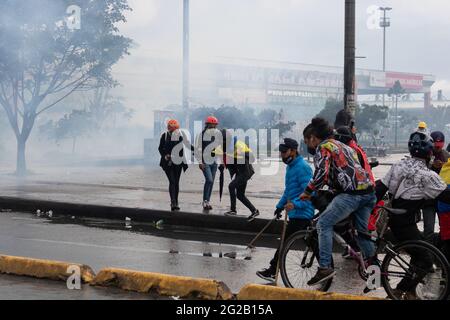 Bogota, Colombie. 9 juin 2021. Les manifestants ripostent d'un nuage de gaz lacrymogène alors que les manifestations se sont transformées en affrontements dans le sud de Bogota à Portal de las Americas, ce que les manifestants appellent « Portal Resistencia » au début de la 6e semaine de manifestations antigouvernementales contre la réforme fiscale et sanitaire du président Ivan Duque, l'égalité dans le pays et la brutalité policière. Le 9 juin 2021 à Bogota, Colombie crédit: Long Visual Press/Alamy Live News Banque D'Images