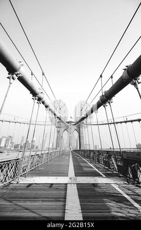 Photo en noir et blanc du pont de Brooklyn, New York, États-Unis. Banque D'Images