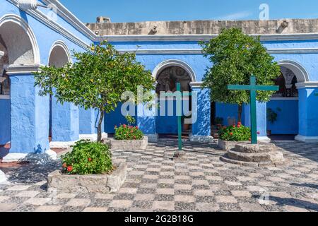 Cloître d'orangers dans le monastère de Santa Catalina, Arequipa, Pérou Banque D'Images