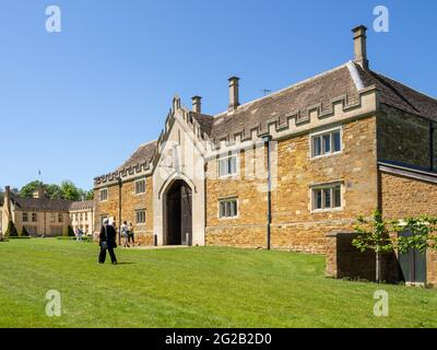 Extérieur du 17e bloc stable à Nevill Holt Hall, maintenant converti en opéra par le propriétaire David Ross, de Carphone Warehouse, Leicestershire, Royaume-Uni Banque D'Images