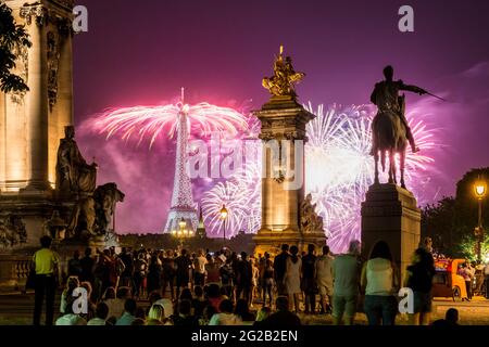 FRANCE. PARIS (7ÈME ARRONDISSEMENT). FEUX D'ARTIFICE À LA TOUR EIFFEL (CRÉATION: GROUPE F), À L'OCCASION DE LA JOURNÉE NATIONALE ( DEPUIS LE PONT ALEXANDRE III ) Banque D'Images