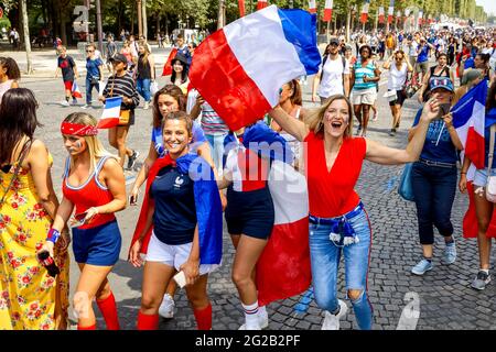 FRANCE. PARIS (75) 8ÈME ARRONDISSEMENT. SUPPORTERS DE L'ÉQUIPE DE FRANCE SUR L'AVENUE DES CHAMPS-ELYSÉES LE 16 JUILLET 2018 APRÈS LEUR VICTOIRE AU FOOTBALL 2018 Banque D'Images