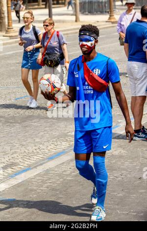 FRANCE. PARIS (75) 8ÈME ARRONDISSEMENT. SUPPORTERS DE L'ÉQUIPE DE FRANCE SUR L'AVENUE DES CHAMPS-ELYSÉES LE 16 JUILLET 2018 APRÈS LEUR VICTOIRE AU FOOTBALL 2018 Banque D'Images