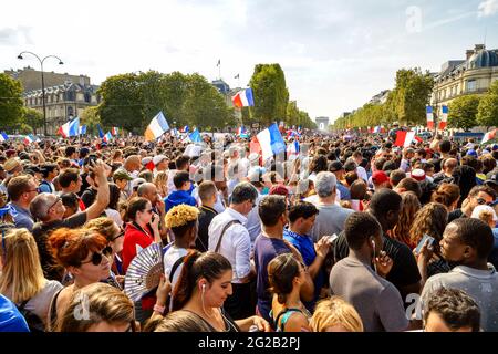 FRANCE. PARIS (75) 8ÈME ARRONDISSEMENT. SUPPORTERS DE L'ÉQUIPE DE FRANCE SUR L'AVENUE DES CHAMPS-ELYSÉES LE 16 JUILLET 2018 APRÈS LEUR VICTOIRE AU FOOTBALL 2018 Banque D'Images