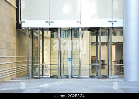 Entrée du bâtiment - portes tournantes Banque D'Images