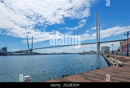 Le Pont d'Or traversant la baie de la Corne d'Or dans la ville de Vladivostok, à l'extrême-Orient de la Russie Banque D'Images