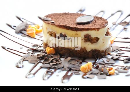 Gâteau au café et à la vanille décoré d'un peu de choclate sur une assiette blanche Banque D'Images