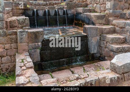 L'eau de l'Inca est présente sur le site archéologique de Tipon près de Cusco, au Pérou Banque D'Images