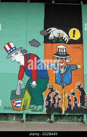 La Havane, Cuba - 19 novembre 2005 : fresque politique sur une palissade dans le quartier de Vedado à la Havane montrant un sentiment anti-américain. Banque D'Images