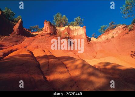 FRANCE, PROVENCE-ALPES-CÔTE D'AZUR. VAUCLUSE (84) ROUSSILLON , PARC NATUREL DU LUBERON, CARRIÈRE D'OCRE PRÈS DU VILLAGE DE ROUSSILLON Banque D'Images
