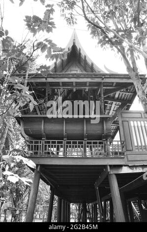 Maison de style thaïlandais traditionnel dans le parc Banque D'Images