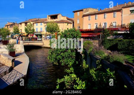 FRANCE, PROVENCE-ALPES-CÔTE D'AZUR. VAUCLUSE (84) L'ISLE SUR SORGUE, VILLAGE ET RIVIÈRE SORGUE Banque D'Images