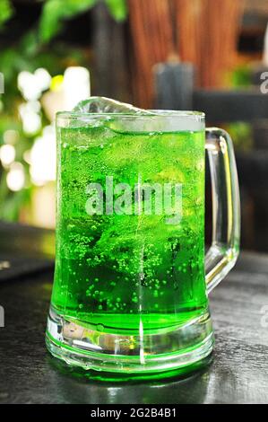 Soda vert avec glace dans le verre Banque D'Images