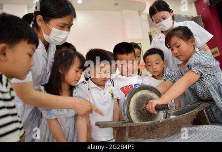 Donghai, Donghai, Chine. 10 juin 2021. Le 9 juin 2021, les enfants font l'expérience de la pratique de la médecine chinoise dans la troisième école maternelle du comté de Donghai, dans la ville de Lianyungang, dans la province de Jiangsu. Le même jour, la troisième école maternelle du comté de Donghai, dans la ville de Lianyungang, dans la province de Jiangsu, a organisé des enfants pour mener à bien l'activité « apprendre au sujet du festival des bateaux-dragons et reconnaître la médecine chinoise ». Nous avons ressenti le charme de la médecine traditionnelle chinoise à l'approche du Dragon Boat Festival. Crédit : SIPA Asia/ZUMA Wire/Alay Live News Banque D'Images