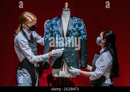 Londres, Royaume-Uni. 10 juin 2021. The BUTTERFLY Jacket for Mick Jagger £20,000-30,000 - 55 lots de l'archive du designer de mode l'Wren Scott. Vendu pour célébrer l'héritage de l'Wren Scott, le produit étant donné pour financer davantage la bourse l'Wren Scott du centre de St. Martins, qui a été établie par Mick Jagger en 2015. Prévisualisé à Christies King Street, Londres. Crédit : Guy Bell/Alay Live News Banque D'Images