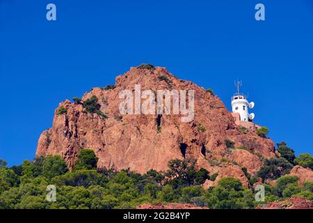 FRANCE, VAR ( 83 ), SAINT RAPHAËL, ROCHER AU CAP DRAMONT AVEC LUMIÈRE DE MAISON DANS LA ZONE NATURELLE D'ESTEREL Banque D'Images