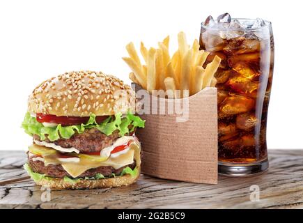 Délicieux hamburger avec des frites au cola et aux pommes de terre isolées sur une table en bois. Concept de restauration rapide. Banque D'Images