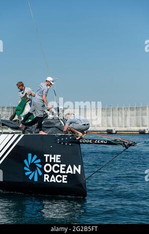 ALICANTE, ESPAGNE - 2021 JUIN : le bateau de l'équipe Chilhood arrive au port d'Alicante pendant la course Océan Europe commence le 29 mai 2021 à Lorient, Banque D'Images