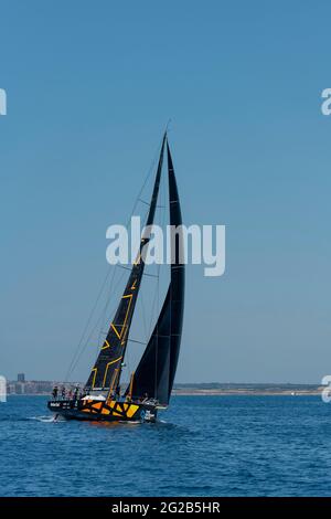 ALICANTE, ESPAGNE - 2021 JUIN : le navire de l'écurie Ambersail-2 arrive au port d'Alicante pendant la course Océan Europe commence le 29 mai 2021 à partir de Lorien Banque D'Images