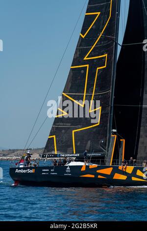 ALICANTE, ESPAGNE - 2021 JUIN : le navire de l'écurie Ambersail-2 arrive au port d'Alicante pendant la course Océan Europe commence le 29 mai 2021 à partir de Lorien Banque D'Images