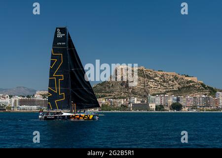 ALICANTE, ESPAGNE - 2021 JUIN : le navire de l'écurie Ambersail-2 arrive au port d'Alicante pendant la course Océan Europe commence le 29 mai 2021 à partir de Lorien Banque D'Images