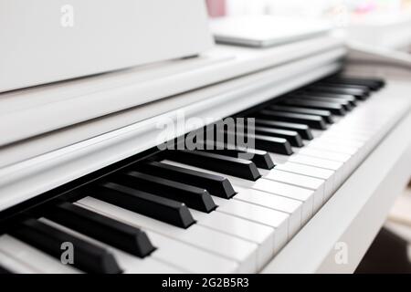 Clavier piano blanc avec espace de copie, concept de musique minimal Banque D'Images