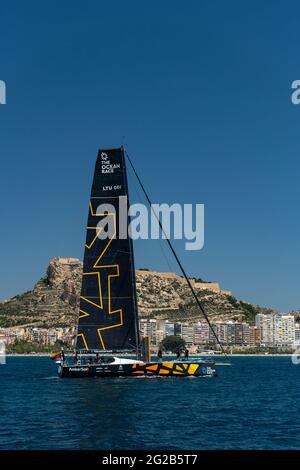 ALICANTE, ESPAGNE - 2021 JUIN : le navire de l'écurie Ambersail-2 arrive au port d'Alicante pendant la course Océan Europe commence le 29 mai 2021 à partir de Lorien Banque D'Images