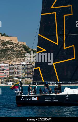 ALICANTE, ESPAGNE - 2021 JUIN : le navire de l'écurie Ambersail-2 arrive au port d'Alicante pendant la course Océan Europe commence le 29 mai 2021 à partir de Lorien Banque D'Images