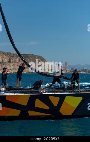 ALICANTE, ESPAGNE - 2021 JUIN : le navire de l'écurie Ambersail-2 arrive au port d'Alicante pendant la course Océan Europe commence le 29 mai 2021 à partir de Lorien Banque D'Images