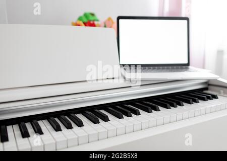 professeur faire une leçon de piano en ligne pour enseigner aux élèves apprendre de la maison Banque D'Images