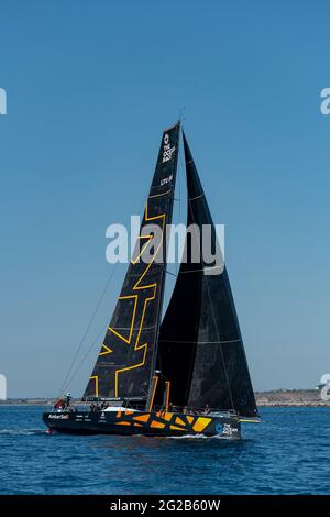 ALICANTE, ESPAGNE - 2021 JUIN : le navire de l'écurie Ambersail-2 arrive au port d'Alicante pendant la course Océan Europe commence le 29 mai 2021 à partir de Lorien Banque D'Images