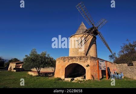 FRANCE, VAUCLUSE ( 84 ), GOULT , PARC NATUREL DU LUBERON, MOULIN À VENT Banque D'Images