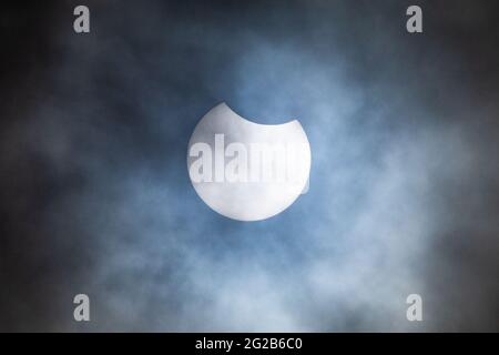 Birmingham, Royaume-Uni. 10 juin 2021. La lune commence son transit à travers le soleil pour produire une éclipse partielle du soleil aujourd'hui à travers le Royaume-Uni. Peter Lopeman/Alay Live News Banque D'Images