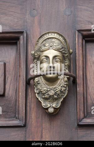 Décoration en métal sur la porte d'entrée de la maison, détail élégant et rustique dans les maisons coloniales. Banque D'Images