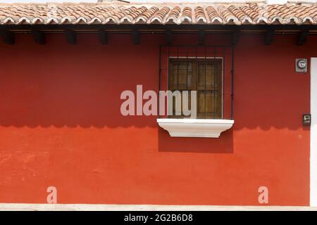 Détail architectural de la maison coloniale à la Antigua Guatemala, fenêtre et balcon en fer. Banque D'Images