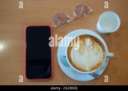 Tasse de café latte chaude sur table en bois, photo de stock Banque D'Images